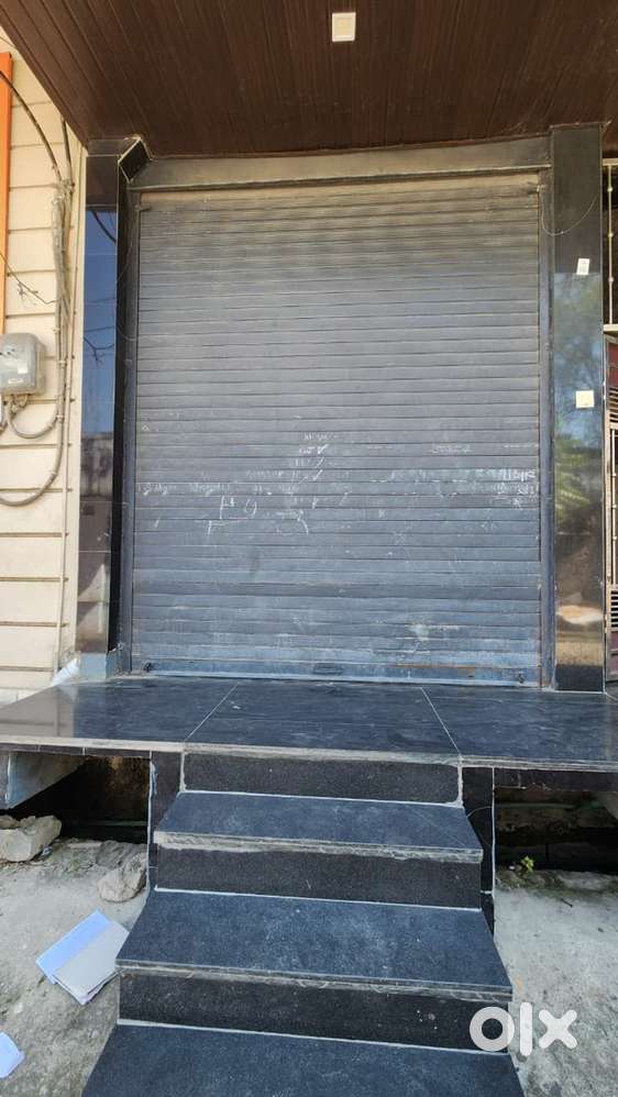 Semi furnish spacious area for shop