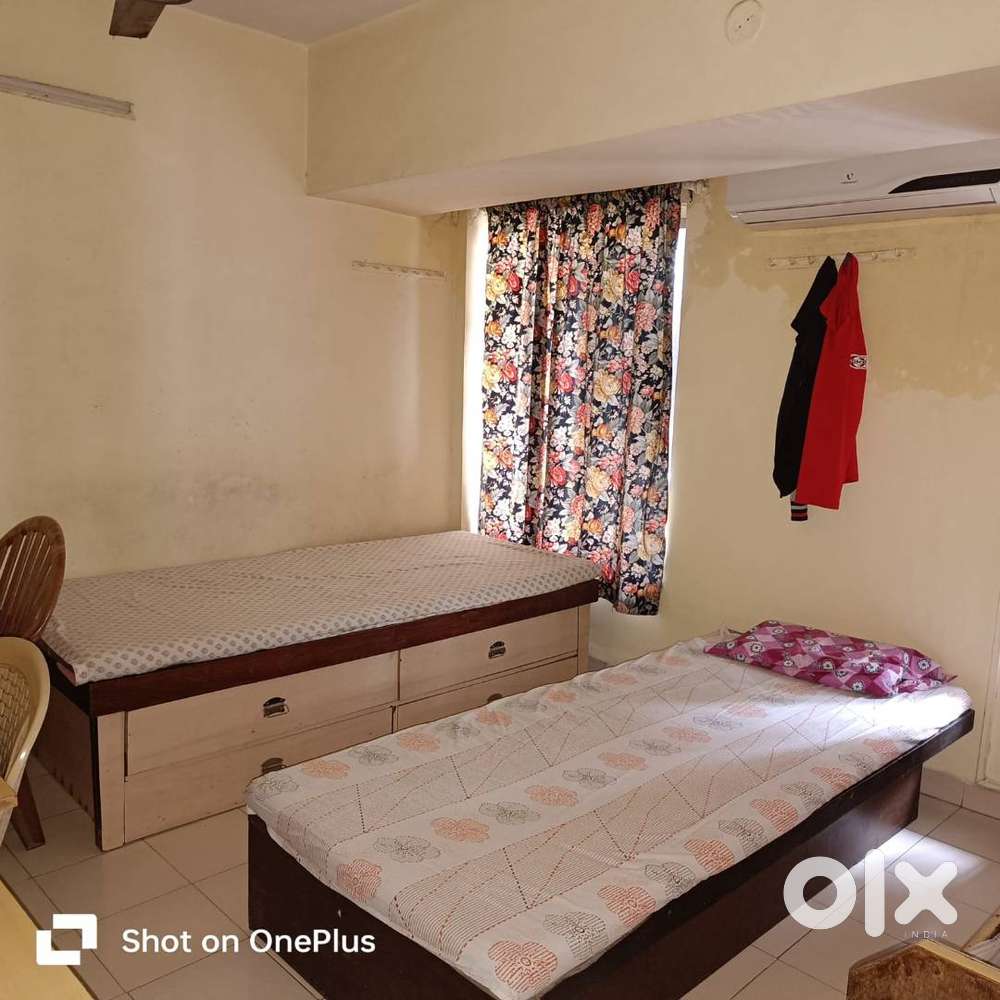 Affordable Paying Guest Accommodation for Working Men at Nerul East !