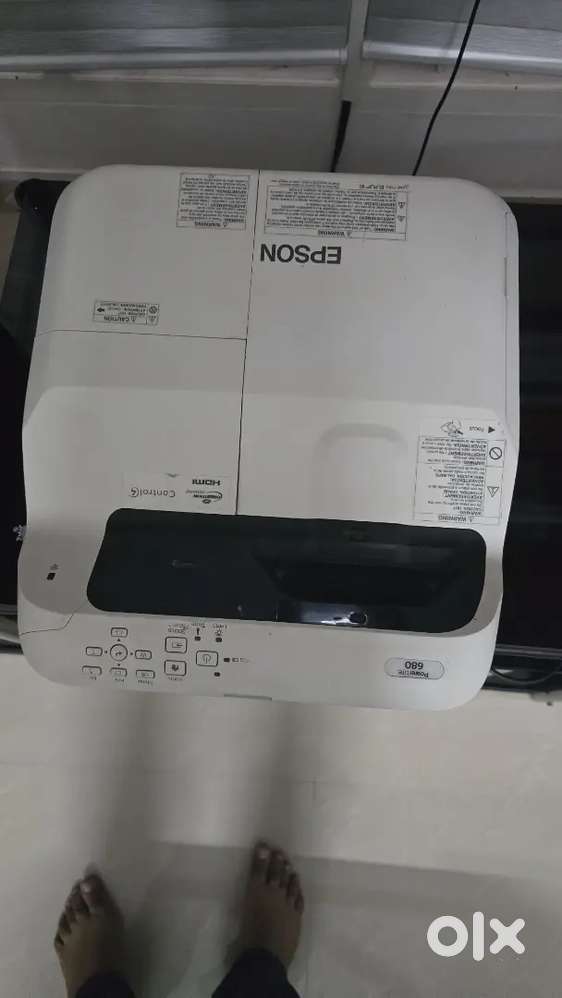 Epson EB 680 ultrashortthrow projector