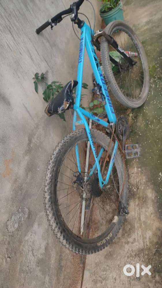 Cycle ka gear kharab hai and aage ka break nahi hai gear shifter thee