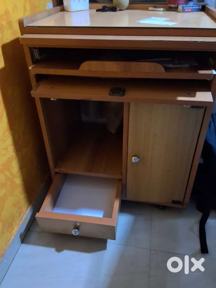 Computer table