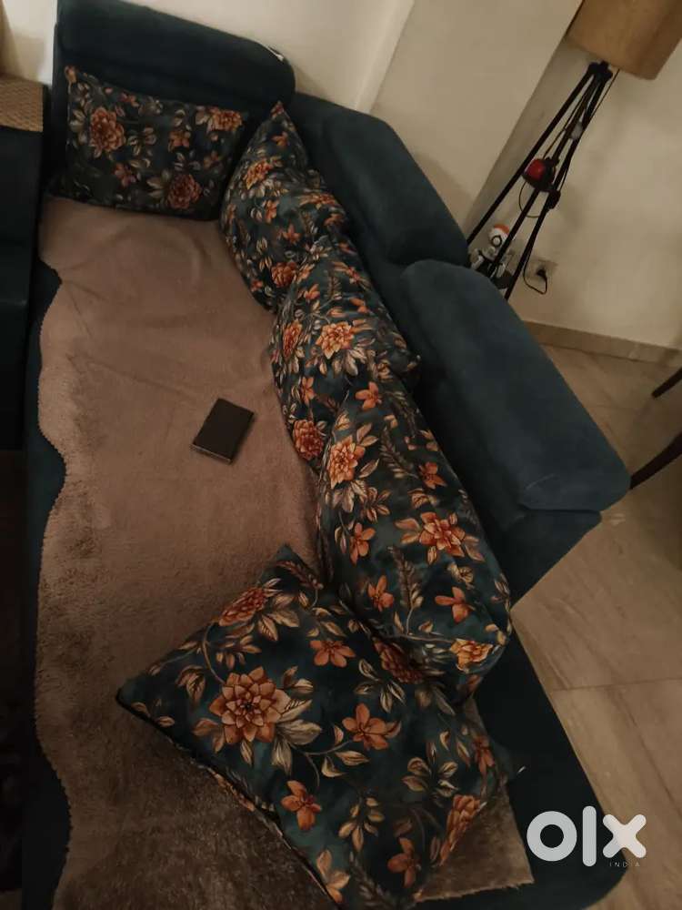 Sofa sell 6 seater 2 puffy 1 table