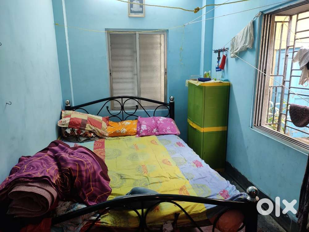 Single room, free to use bed,ceiling fan,cooking gas   etc