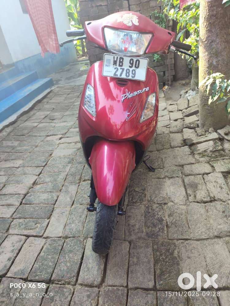 Hero Pleasure  Lightweight & Reliable Scooty (12 Years Old)-WB Regiser