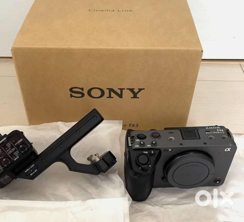 Sony FX3 Cinema Camera 12.1MP w Count + XLR Handle w Bill Waranty