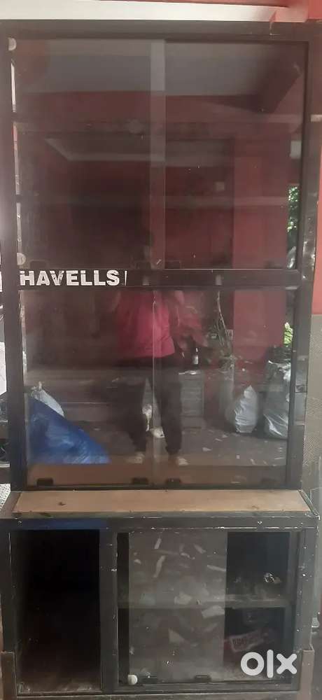 Stationary shop glass cub board