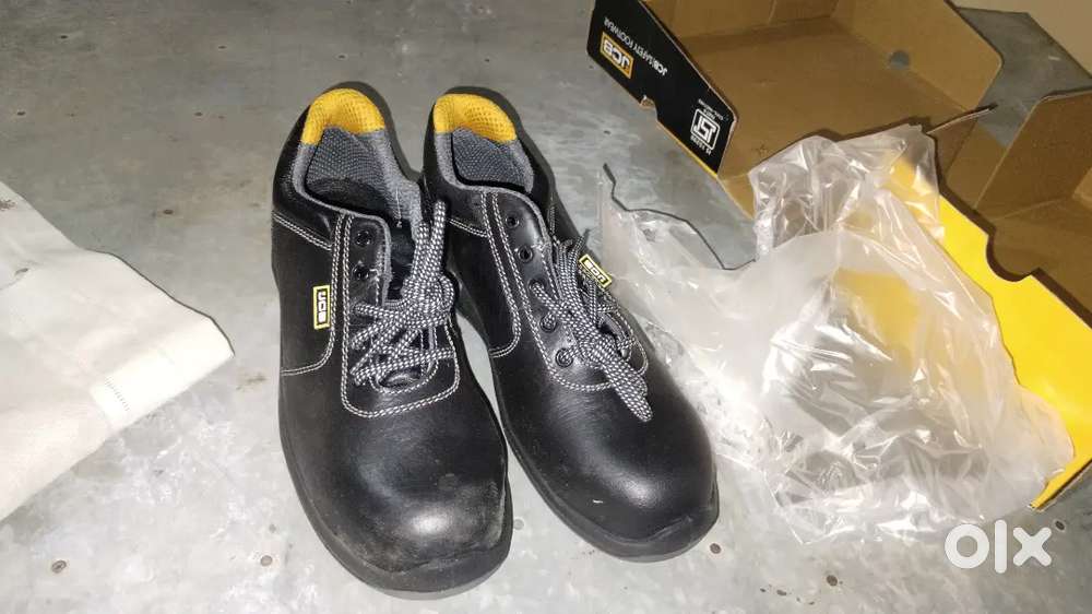 JCB Company ke seffaty footwear