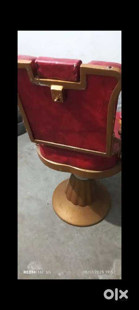 Saloon chair