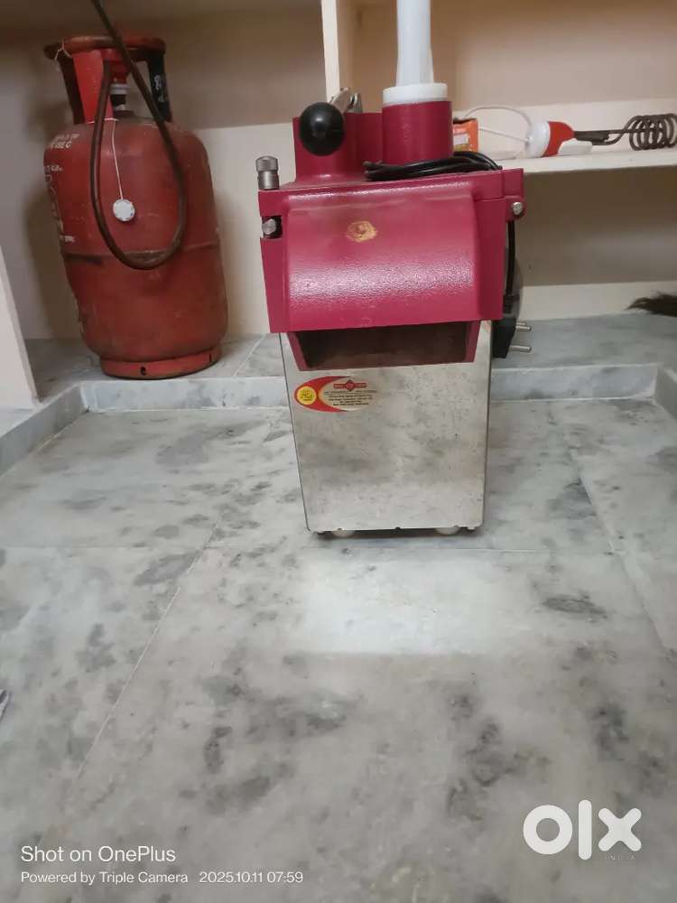 VEGETABLE CUTTER WITH 2 BLADES BRAND NEW