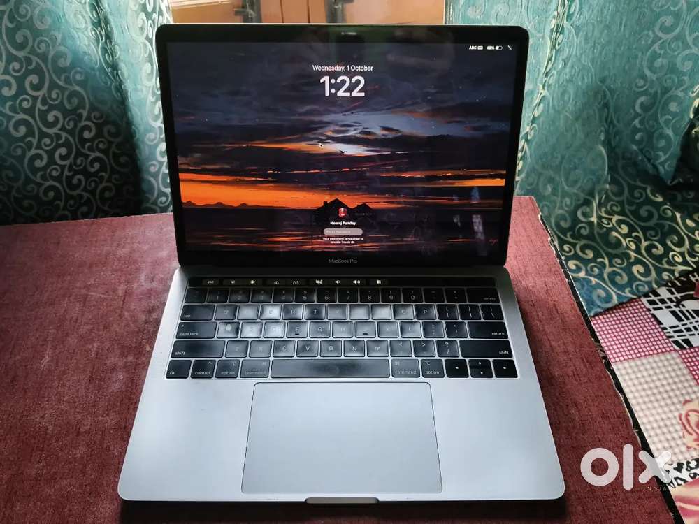 Macbook pro 2019 13 inch with touch bar