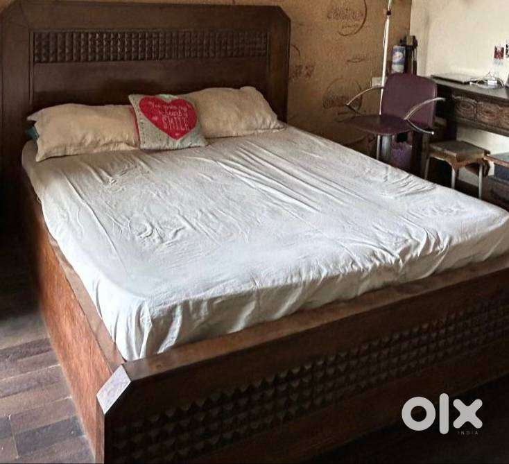 Queen bed hydraulic storage