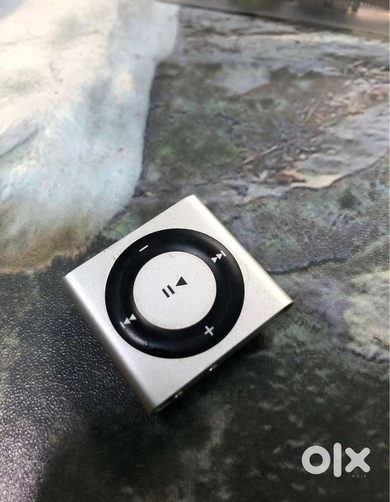 Apple ipod 4th gen silver colour 4gb working proper with cable