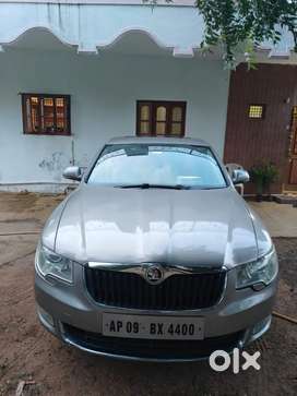 Skoda Superb 2010 Petrol 70000 Km Driven