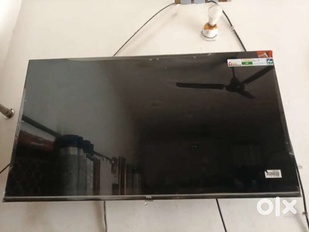 TCL 1 YEAR OLD 40 INCH TV WITH
