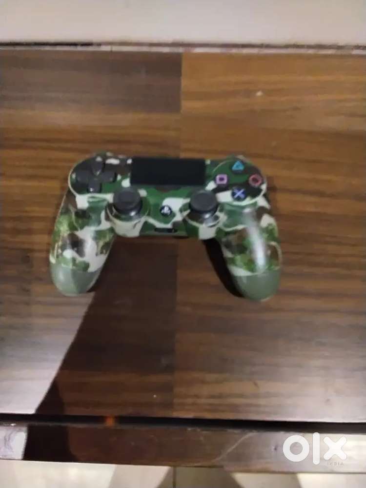 Ps 4 in mint condition come with 2 controllers and one charger
