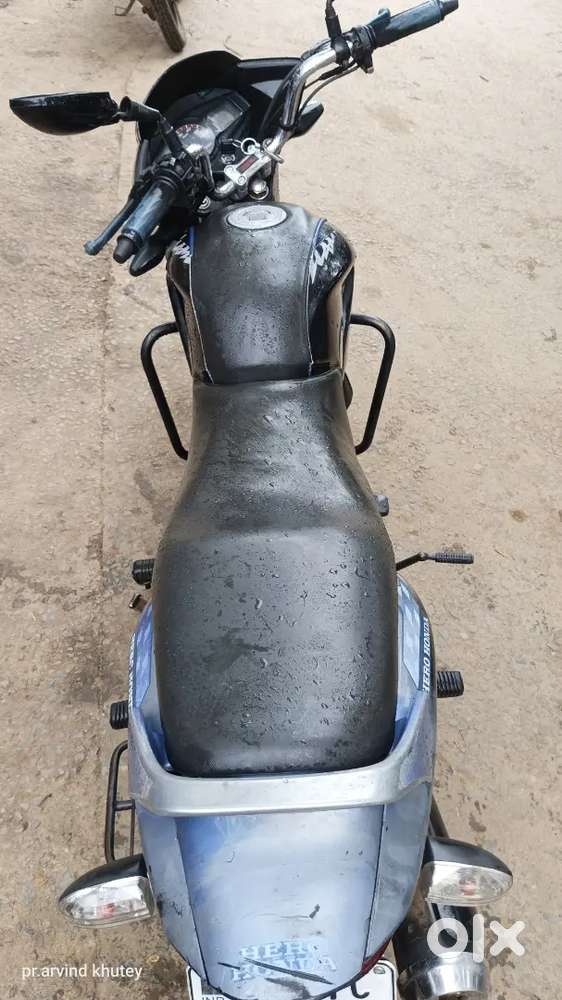 यह एक ग्लैमर मोटरसाइकिल 125cc है यह लगभग 12 से 13 वर्ष चल गया है