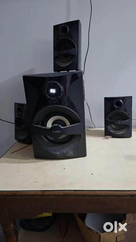 I M SELLING A HOME THEATER F&D