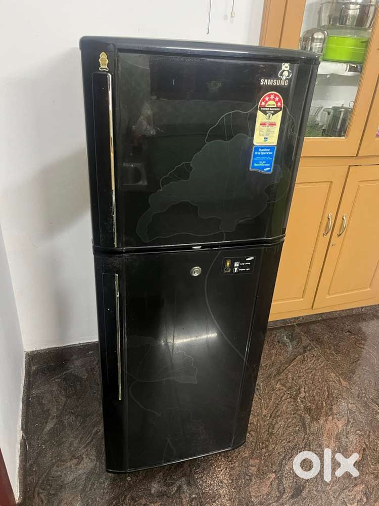 SAMSUNG FRIDGE (Refrigerator)