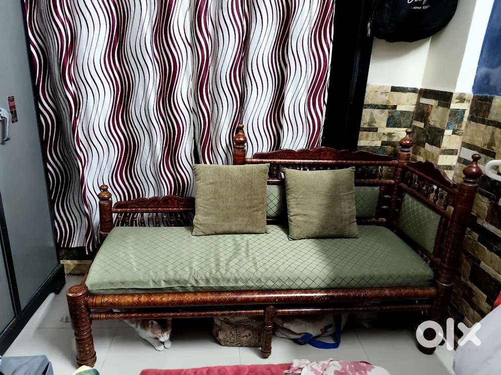 Sofa 6 ft 10000 or 4 ft 5000