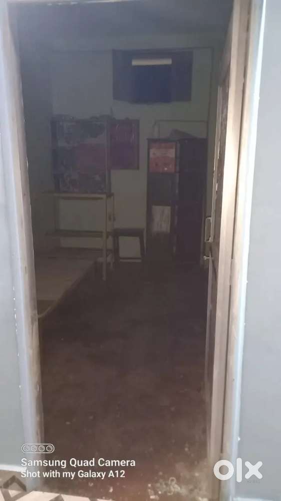 1single room  for bachelot student without kitchen and ek shop hai