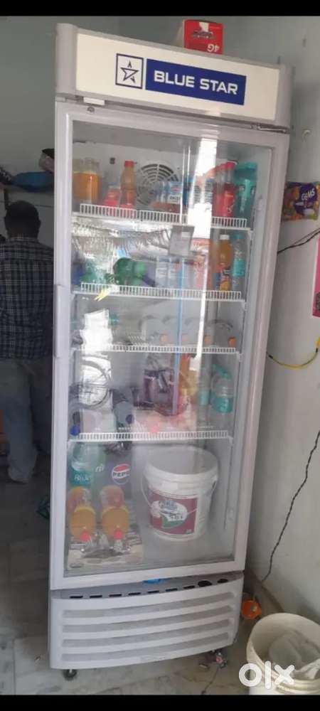 DISPLAY REFRIGERATOR