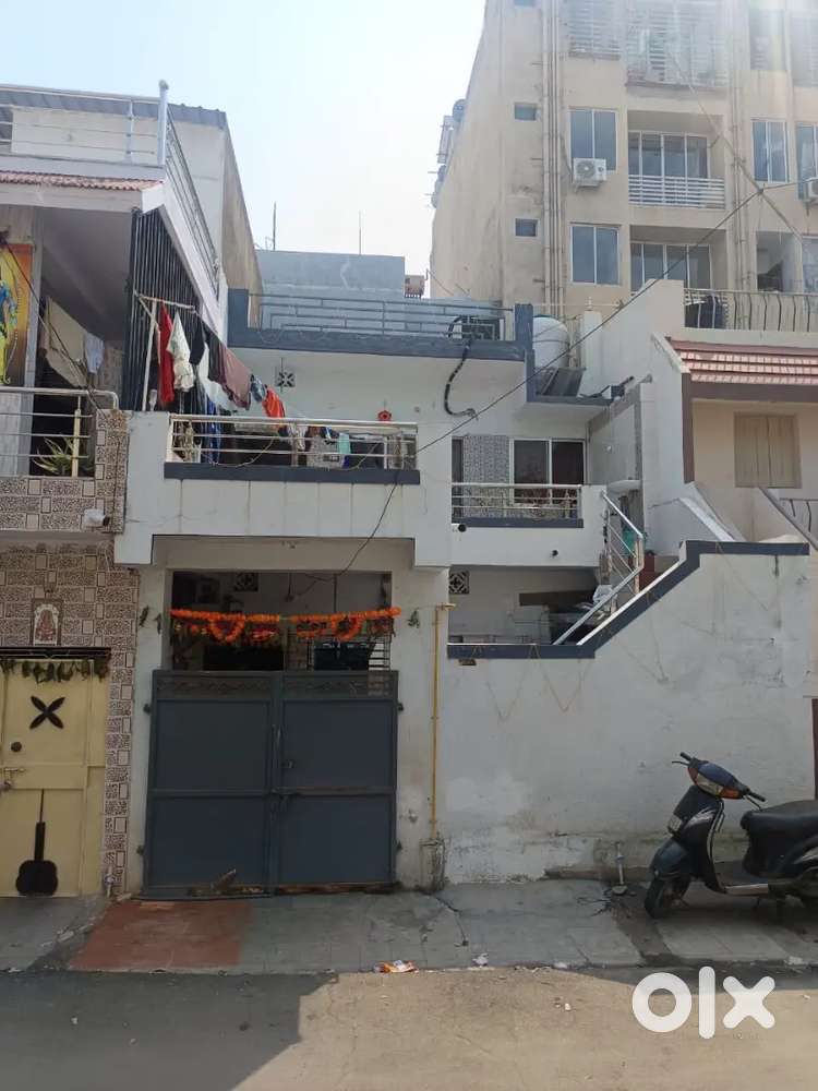 Juni papya vadi 3 bhk top locality big front 18 foot