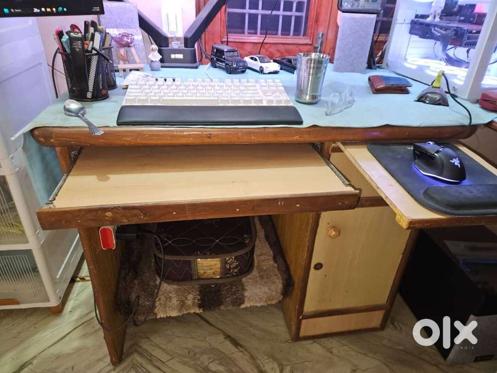 good quality computer table with mouse pad and keyboard holder
