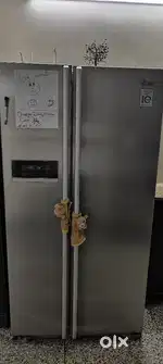 Approx 10 yrs old
SIDE BY SIDE LG REFRIGERATOR