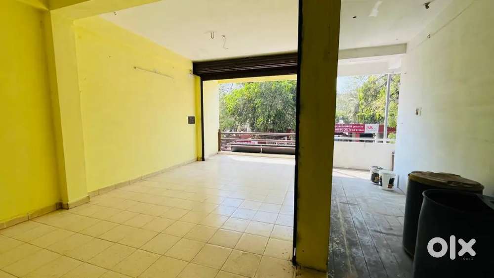 திண்டுக்கல் மாரியம்மன் காம்ப்ளக்ஸ் அருகில்  கடை வாடகைக்கு