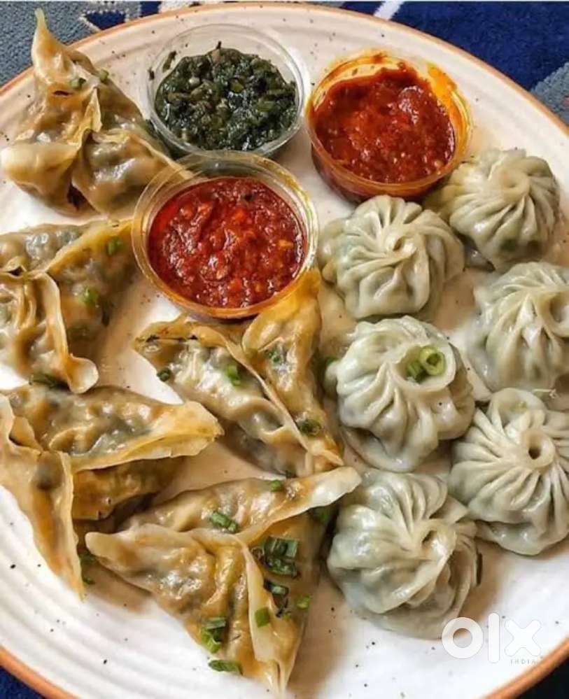 Momos Cook aur helper Momos ka karigar