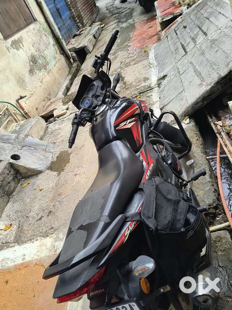 SpShine 125 black and red color