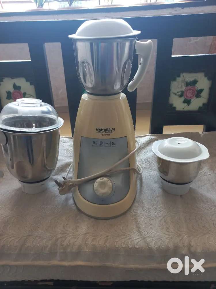 Mixer with 3 jars