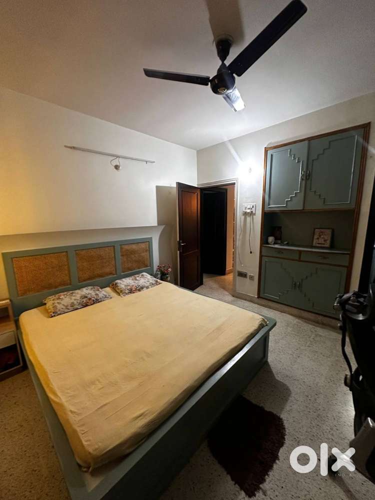 3 bhk flat semi furnished for rent in kutchery.