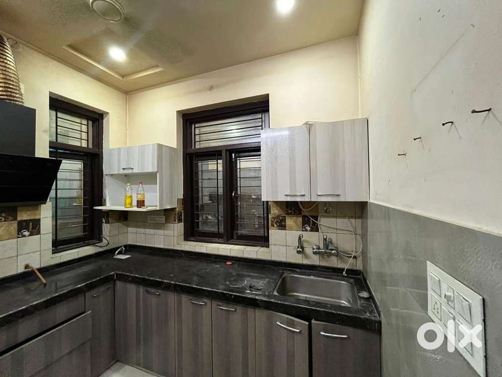 Girls , couple allowed