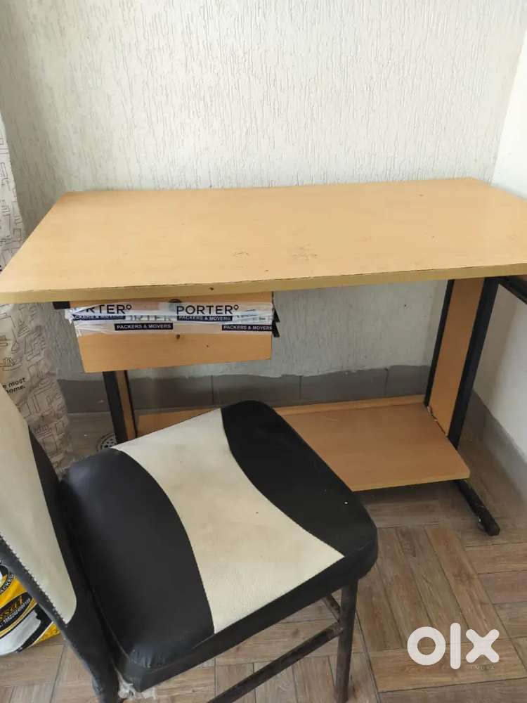 Computer table