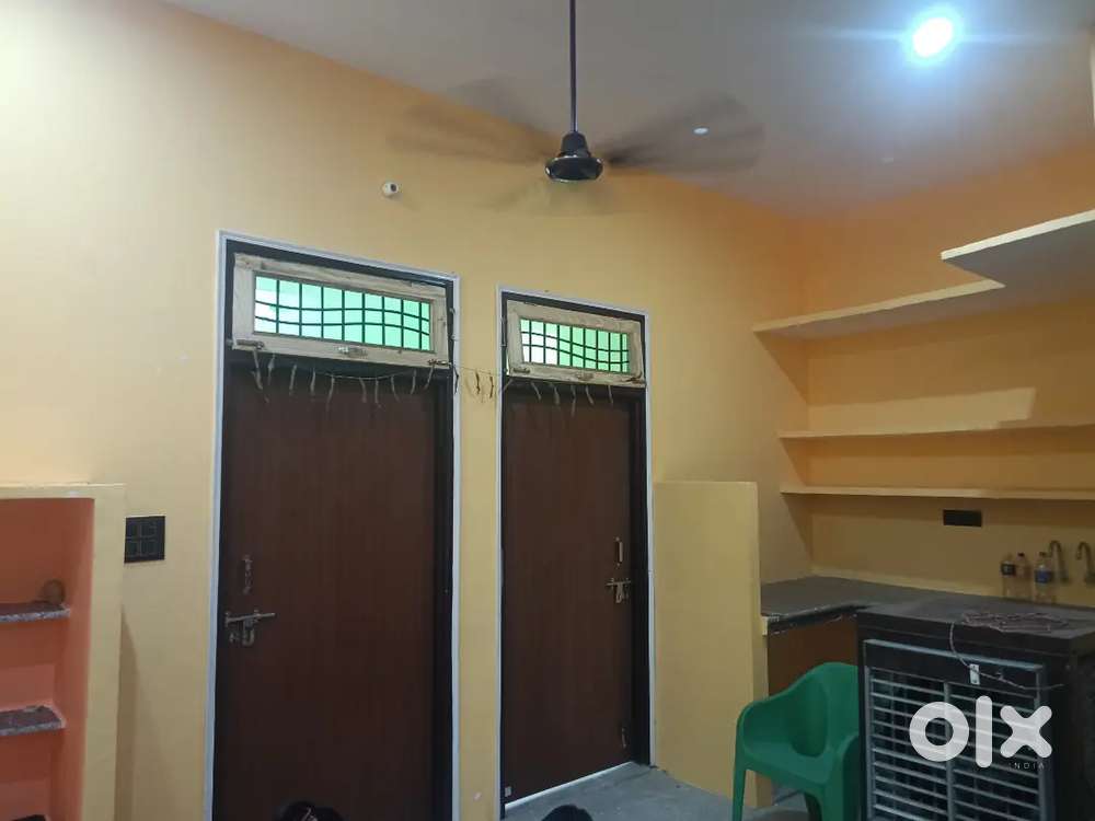 3 bhk on 1st floor with car parking kashiram gate se 1.3 km delhi road