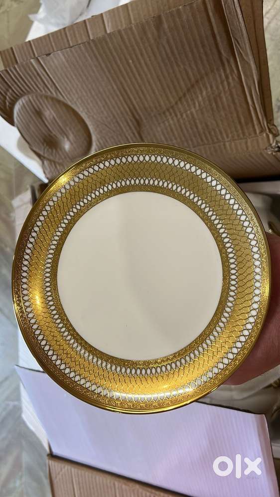 Golden bone china dinner set. 40 pcs