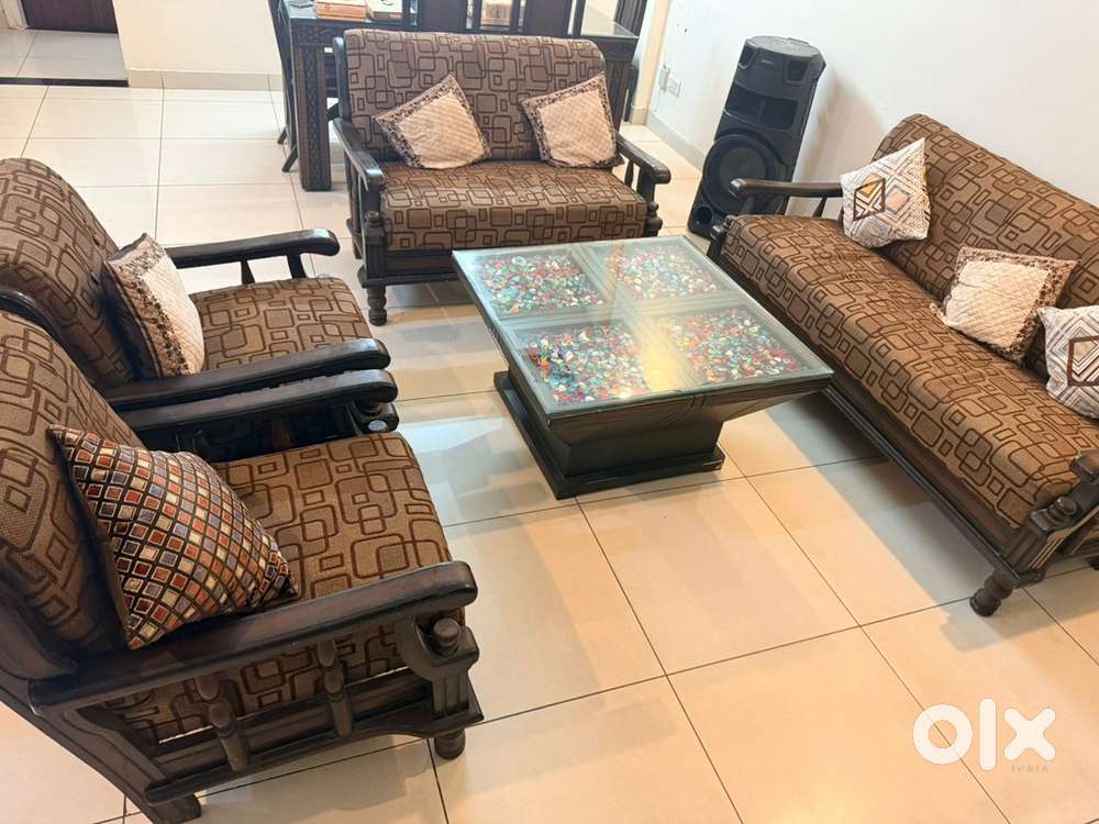 7 Seater Sofa Set with Center Table.