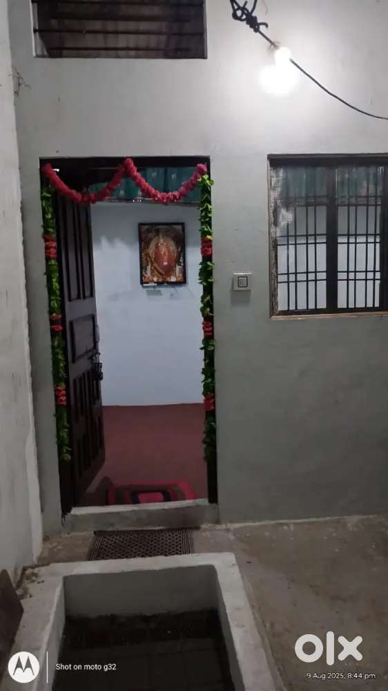 Simple room with seperate bathroom and washroom