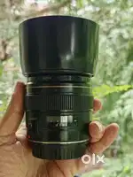 Canon EF 85mm f1.8 with lenshood