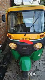 Bajaj auto rickshaw Bajaj E compact cng +petro 40 k.m milege with cng