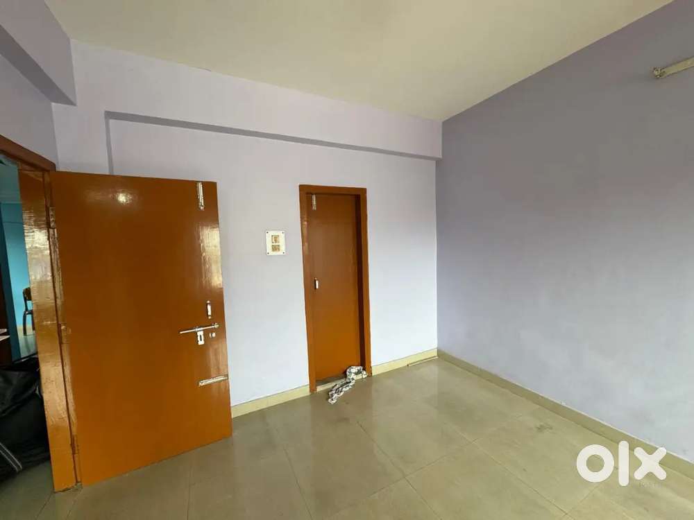 Semi furnished, 3BHK flat with car parking, no waterlogging, six mile.