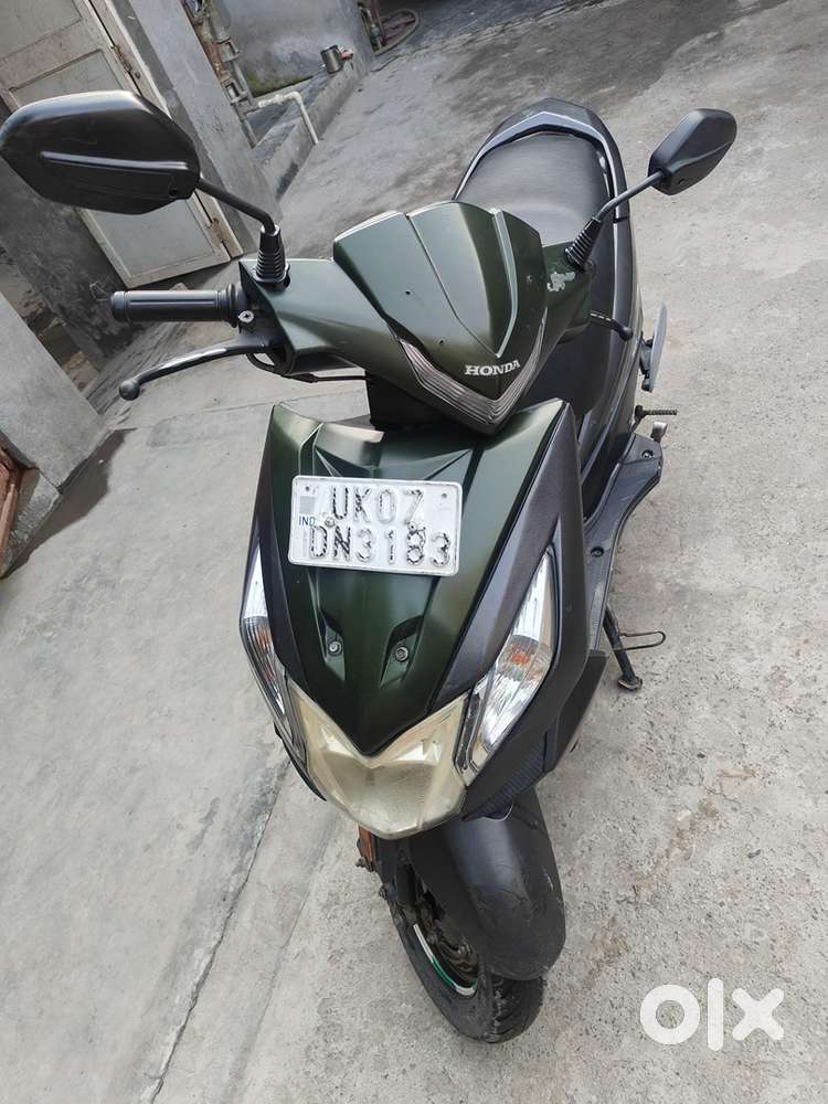 In very good condition honda dio grey green colour