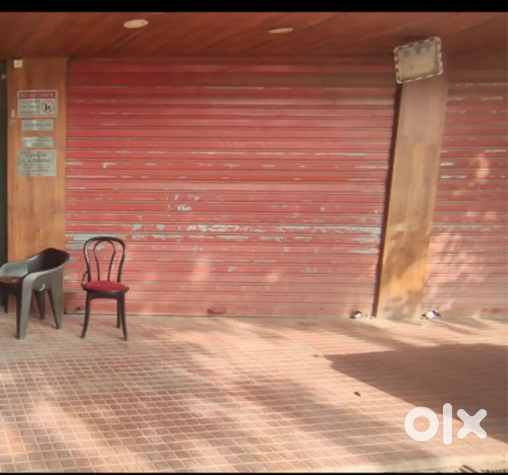 Very prime location hazratganj lalbagh showroom for rent