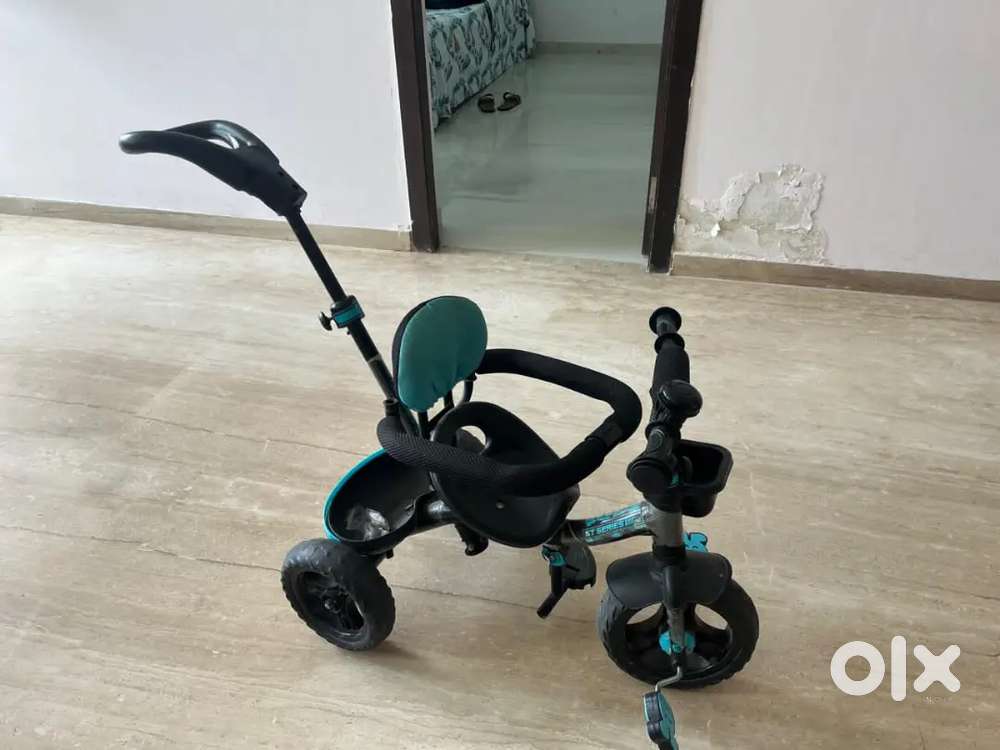 Kids tricycle with handle