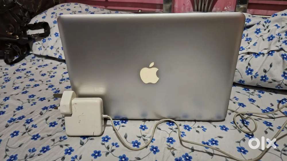 MACBOOK PRO 8GB 500GB HDD MINT CONDITION