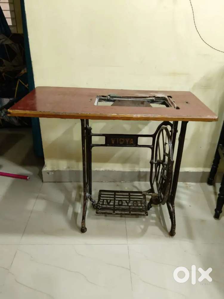 Tailoring machine stand