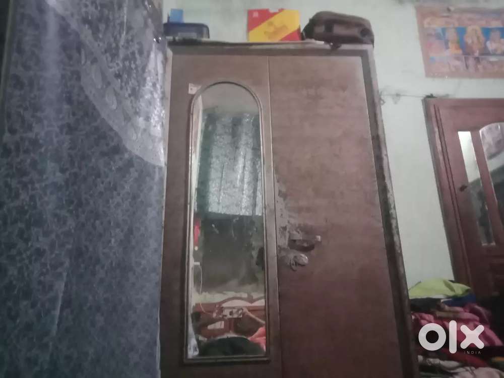 Almari bahut acchi condition Hai Aise