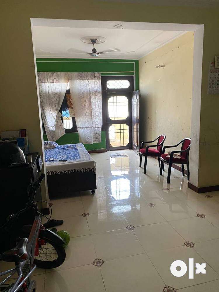 3BHK Semi Furnished Flat on Centre Point