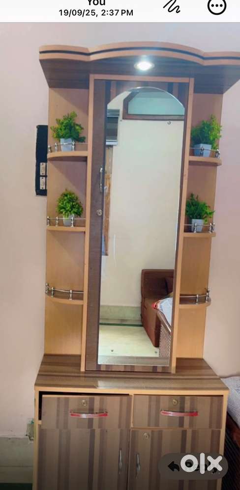 Good qualtiy dressing table, with lightning, drawers, and mirror